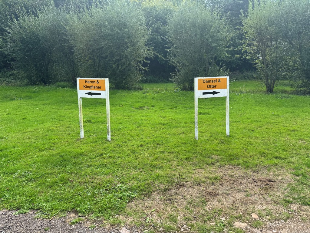 Lot: 71 - FREEHOLD TEN ACRE SITE WITH LAKES AND LODGES - Lodges location sign
